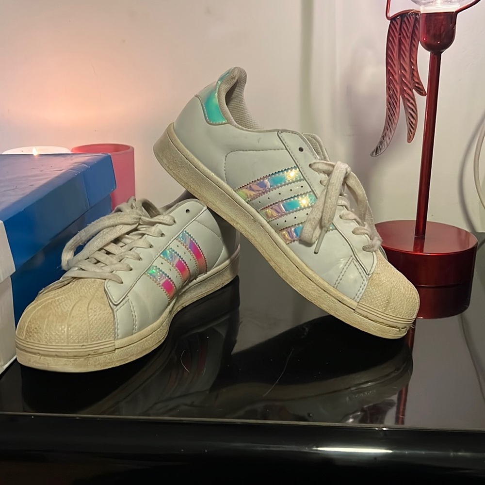🆑FINAL PRICE‼️ Adidas superstar size 7 white sneakers with iridescent stripes